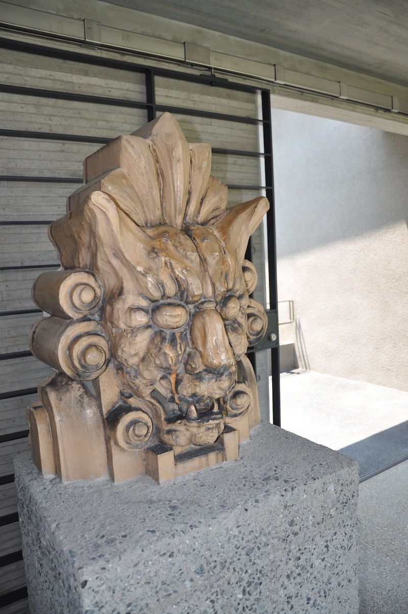 常滑のＩＮＡＸライブミュージアムの中庭「テラコッタパーク」に展示されたテラコッタ。かつて大日本製薬の外壁を飾っていたもの。