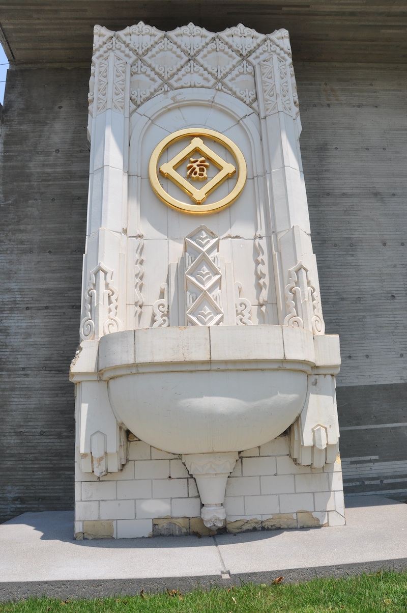 「片倉館」にあるテラコッタ。かつて横浜の松坂屋デパートにあったもの。 