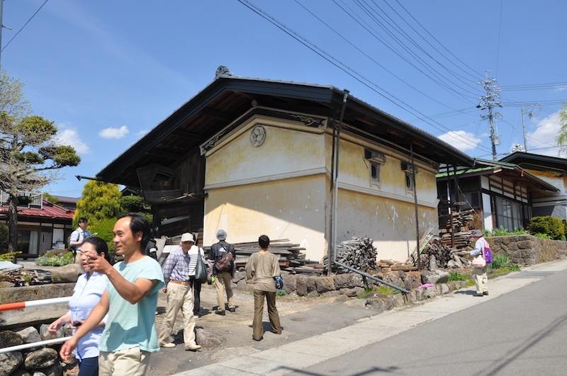 「建てぐるみ」構造の民家。とよばれる屋根の大きな茅野市の土蔵。このほかに母屋や味噌倉を飲み込んだ「蔵ぐるみ」と呼びたい民家もある。